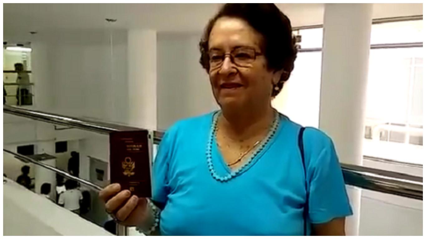 ​Una mujer recibió el primer pasaporte biométrico en el Perú