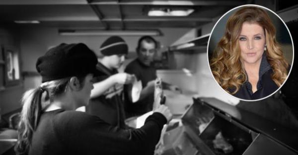 La hija de Elvis Presley ahora vende pescado y papas fritas