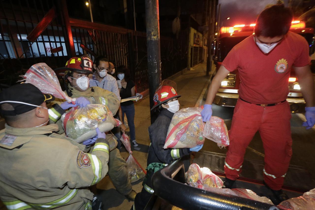 Reparto de canastas de víveres están destinadas a familias vulnerables afectadas por el estado de emergencia nacional para frenar el coronavirus. (Foto: César Zamalloa/GEC)