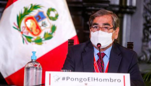 Indignado por el “comportamiento” de los exfuncionarios que han recibido la primera dosis de la vacuna de Pfizer, pese a haber sido vacunados irregularmente en el 2020.   (Foto: Presidencia del Perú)