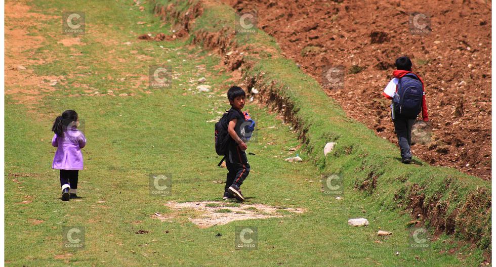 CAMPAÑA NAVIDEÑA Los niños de Cullhuas caminan 4 kilómetros para