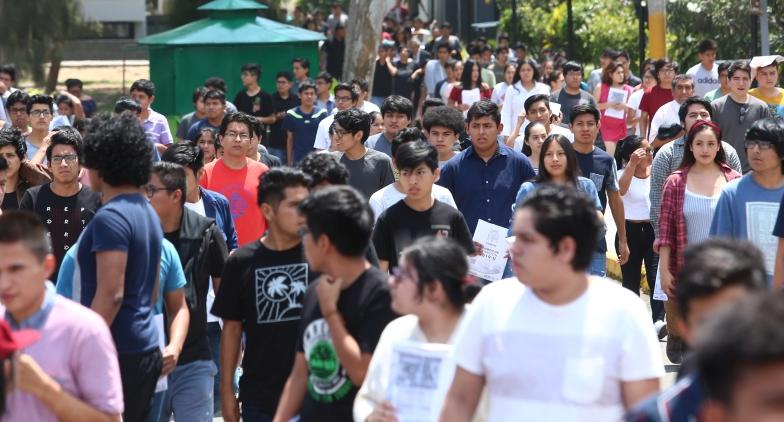 Miles de jóvenes no se decantan por una carrera al salir del colegio. FOTO: ALESSANDRO CURRARINO/EL COMERCIO