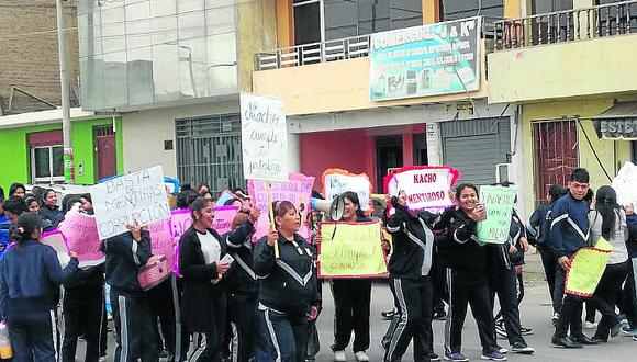 Estudiantes de instituto protestan frente a municipio de San Clemente