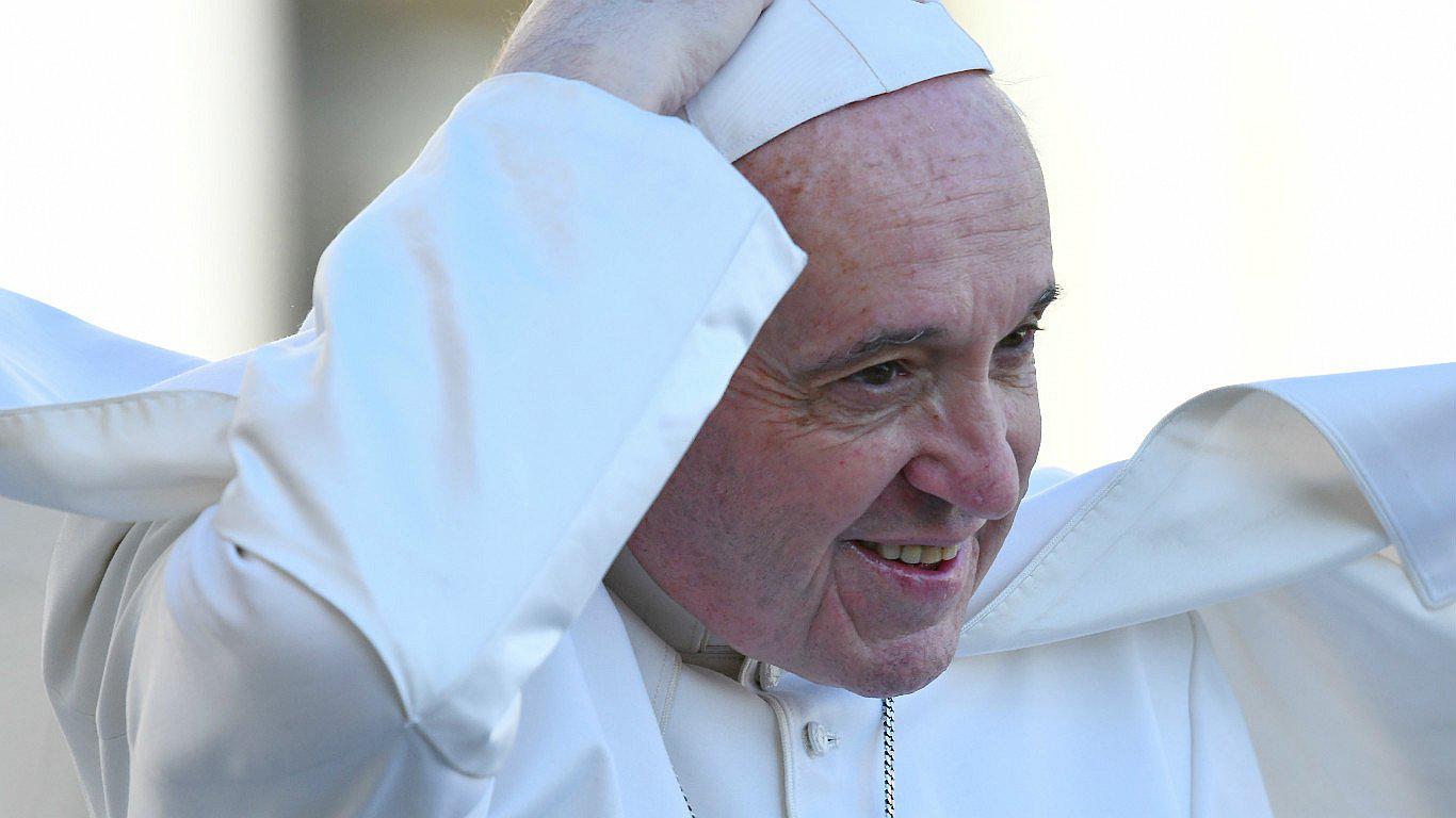 Una niña quiso llevarse esto del Papa Francisco (VIDEO)