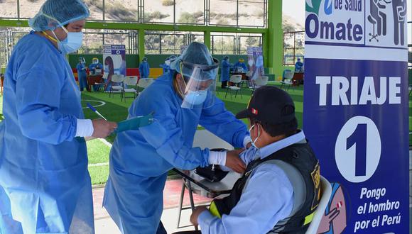 Un trabajador de Omate recibe el antígeno para estar protegido contra el coronavirus. (Foto: Difusión)