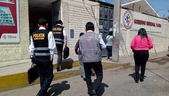 Exif_JPEG_420Magistrados y policías llegaron hasta la sede del Gobierno Regional ubicada en la calle Gregorio Albarracín. (Foto: Adrian Apaza)