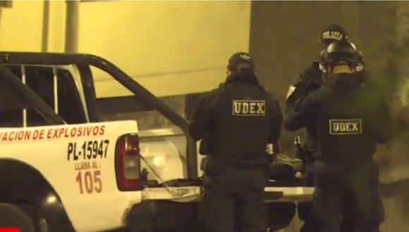 Agentes de la Udex desactivaron una granada que fue lanzada hacia el ingreso de una tienda en San Juan de Miraflores. (Captura: América Noticias)