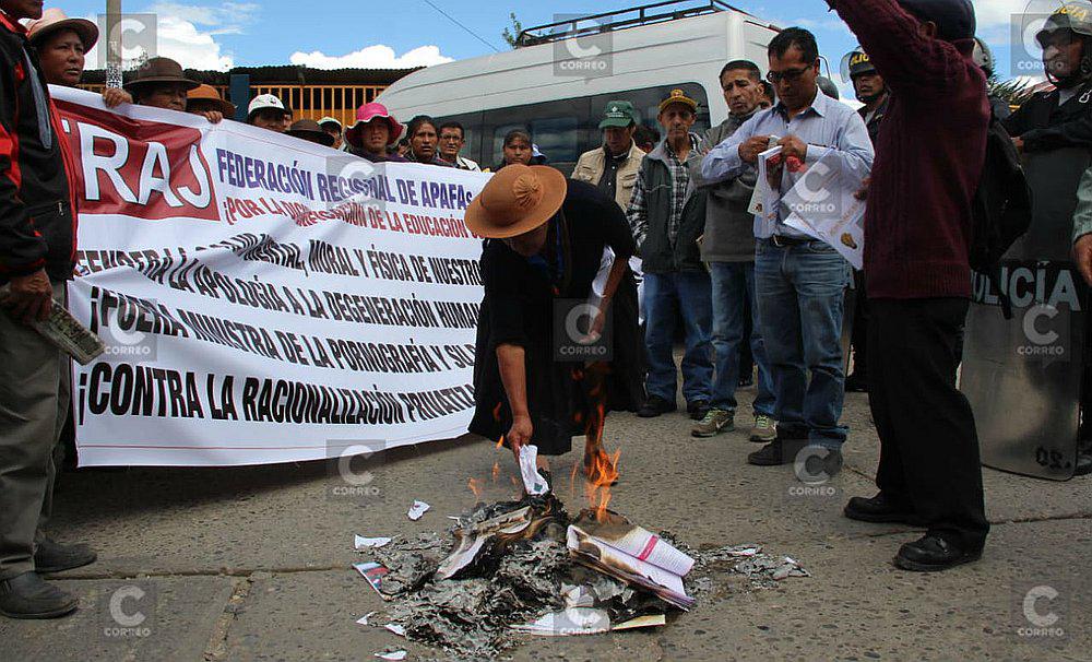 Padres de familia liderados por exsubversivo queman libros durante visita de Martín Vizcarra