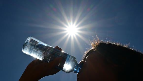 Un niño bebe agua de una botella bajo un sol abrasador el 30 de agosto de 2022 en Los Ángeles, California.  (Foto de Frederic J. BROWN / AFP)