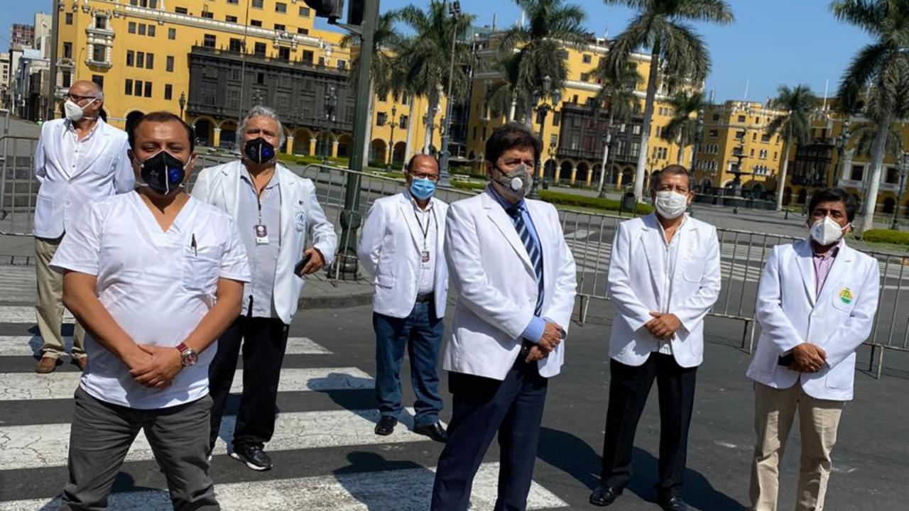 Los miembros del Comité Ejecutivo Nacional del Colegio Médico del Perú se encuentran en la Plaza de Armas. (Foto: @hernanismo)