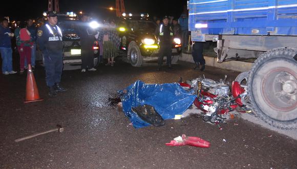Universitario muere tras estrellarse contra camión