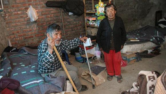 Ancianitos damnificados de La Rinconada por lluvias reciben ayuda