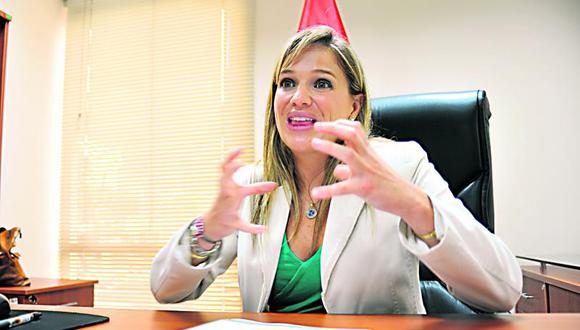 ¿Cómo justifica Luciana León sus ingresos?