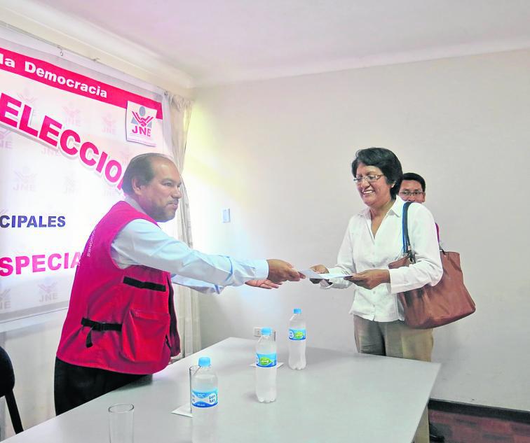 Rubén Alva y Rosalía Storck son proclamados