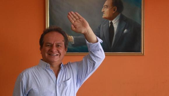 El también excandidato a la presidencia del gobierno regional asumió el cargo hace 14 días y culpa al expulsado Elías Rodríguez de la crisis que vive su partido.