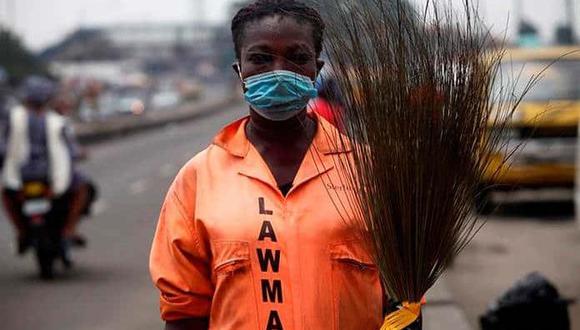 Las barrenderas nigerianas son consideradas "heroínas del medio ambiente" por su ardua y peligrosa labor en las carreteras de Laos en África. (Foto: Efe)