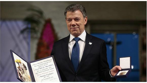 Juan Manuel Santos dona insignia con paloma de la paz y "balígrafo" al Museo Nobel 