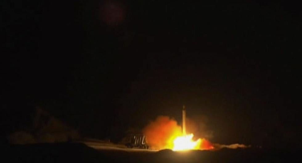 Imagen referencial muestra a un cohete siendo disparado hacia una base de Irak que alberga a soldados de Estados Unidos. (AFP).