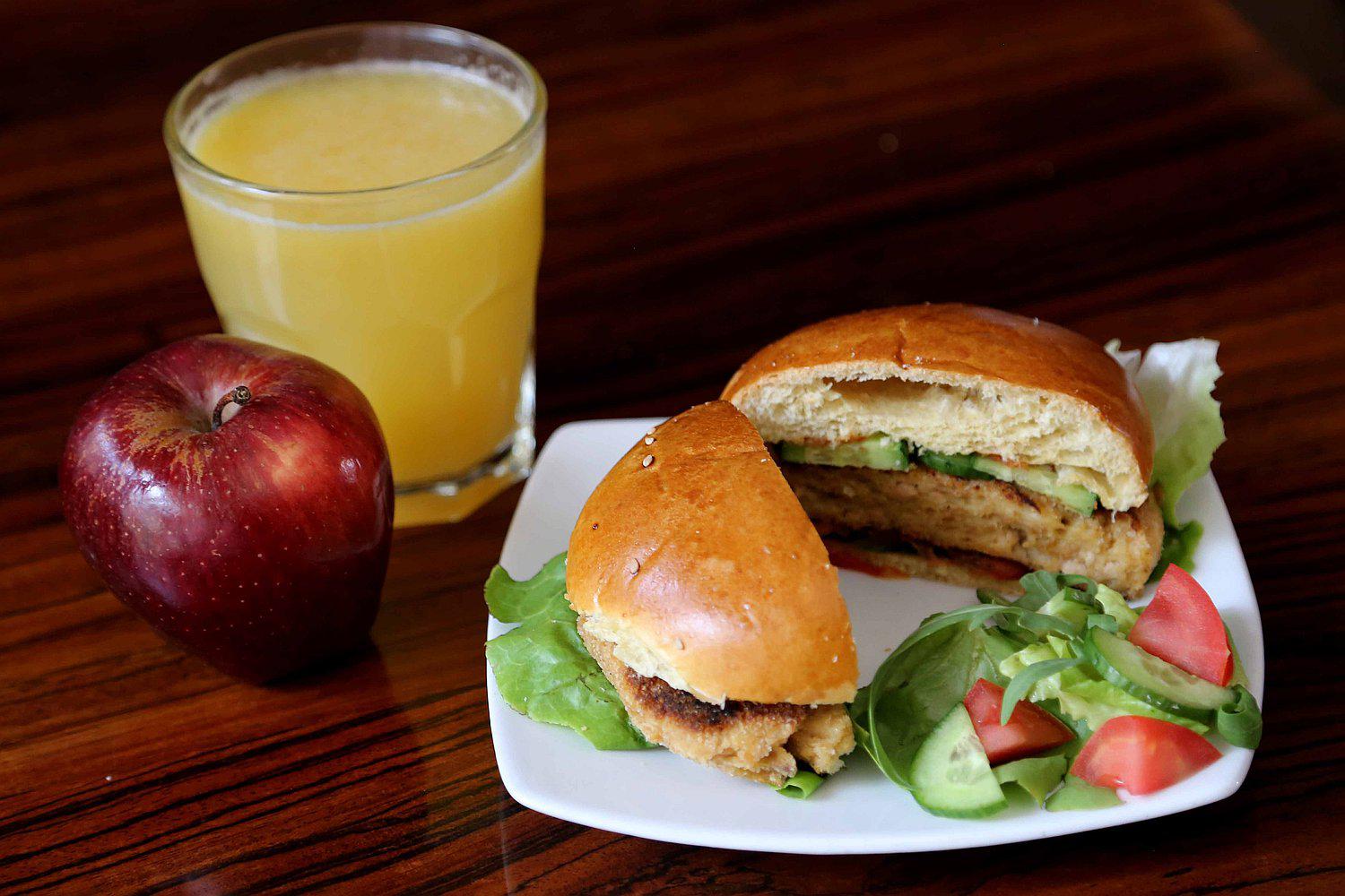 ¿Qué mandarle al escolar en la lonchera? este recetario te da algunas ideas 