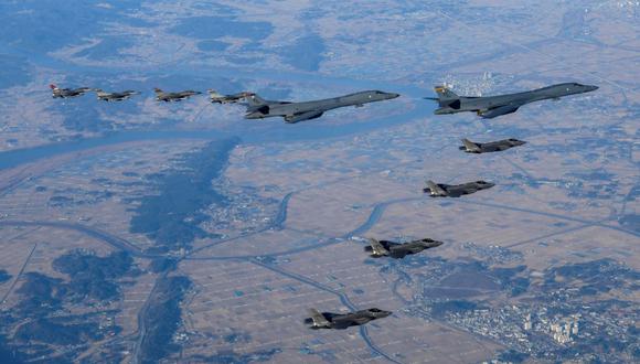 16 aviones de combate sobrevolando Corea del Sur durante un simulacro aéreo conjunto llamado "Tormenta Vigilante" después de un bombardeo de lanzamientos de misiles por parte de Corea del Norte. (Foto de Handout / Ministerio de Defensa de Corea del Sur / AFP)