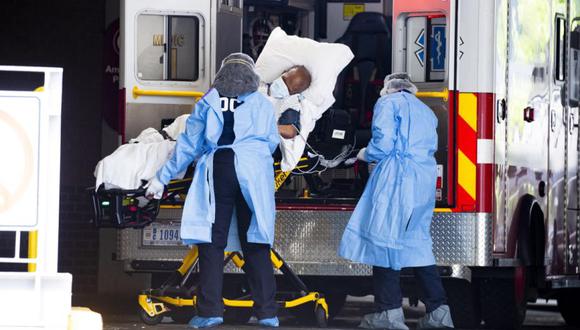 Los técnicos de emergencias médicas transportan a un paciente desde una ambulancia al llegar a la bahía de emergencias del Hospital Universitario George Washington en Washington. (EFE/MICHAEL REYNOLDS).