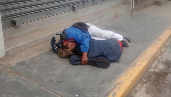 Pareja ebria sorprende al dormir abrazada en plena vía pública (VIDEO)
