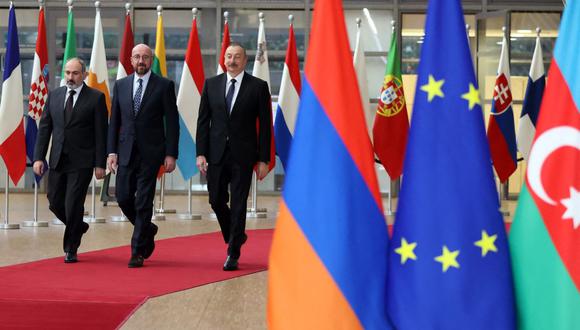 El primer ministro armenio, Nikol Pashinyan, el presidente del Consejo Europeo, Charles Michel, y el presidente de Azerbaiyán, Ilham Aliyev, antes de su reunión para conversaciones mediadas por la UE en medio de renovadas tensiones sobre la disputada región de Nagorno-Karabaj. (Foto de François WALSCHAERTS / AFP)