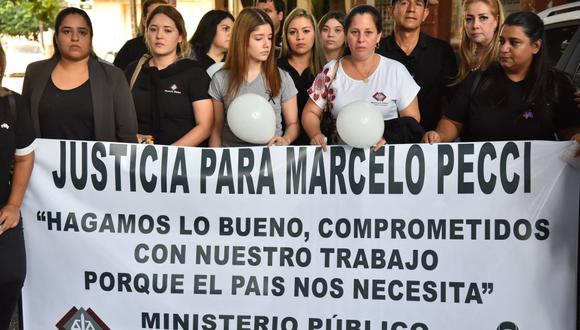 Fiscales rinden homenaje al fiscal antidrogas Marcelo Pecci, quien fue asesinado a tiros el 10 de mayo de 2022 durante su luna de miel en una isla del Caribe colombiano, durante una marcha para exigir justicia por su asesinato en Asunción el 13 de marzo de 2022. (Foto por NORBERTO DUARTE / AFP)