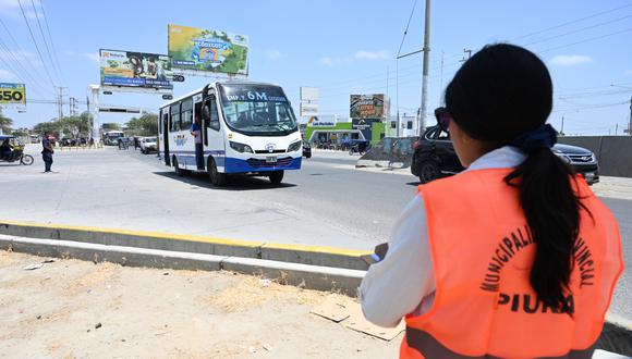 Personal de transportes de la comuna piurana evalúa diseños semafóricos y conteo vehicular para mejorar el tránsito