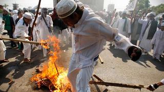 Opositores asaltan y cortan momentáneamente la televisión estatal de Pakistán