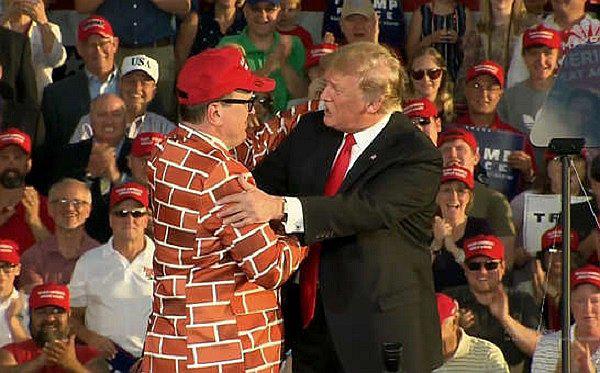 EEUU: Donald ​Trump abraza a un hombre vestido de muro fronterizo (VIDEO)