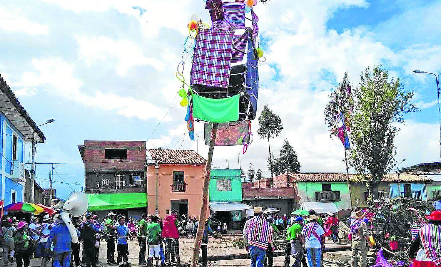 Árbol aplasta a dos personas durante fiesta de 'Cortamonte'
