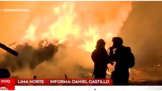 Comas: reportan incendio en almacén de cajas (VIDEO)