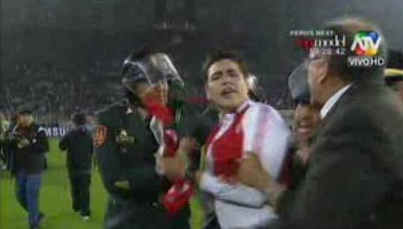 Perú vs Uruguay: Hincha se mete al campo para reclamar a árbitro tras derrota peruana