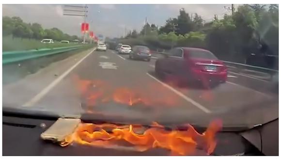 Celular explota en el momento en que mujer conducía en autopista (VIDEO) 