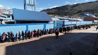 Largas colas se generan en algunos locales de votación en la región Puno