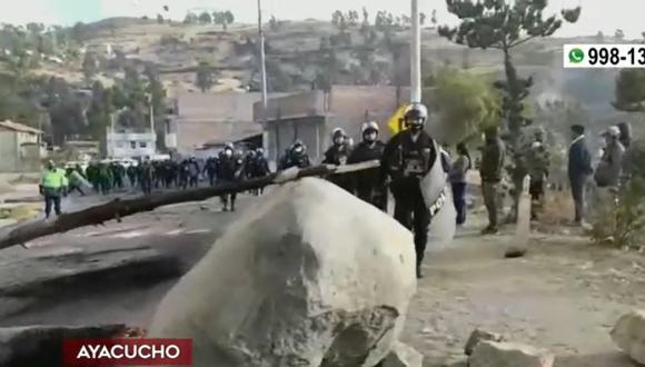 Apagado de motores, bloqueo con piedras y palos y camiones estacionados son medidas acatadas por transportistas de Cusco, Ayacucho y Chiclayo. (Captura: América Noticias)