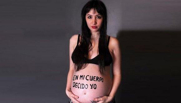 Actriz embarazada pinta su barriga en favor del aborto