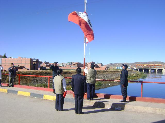Desaguadero: Perú y Bolivia intercambian banderas
