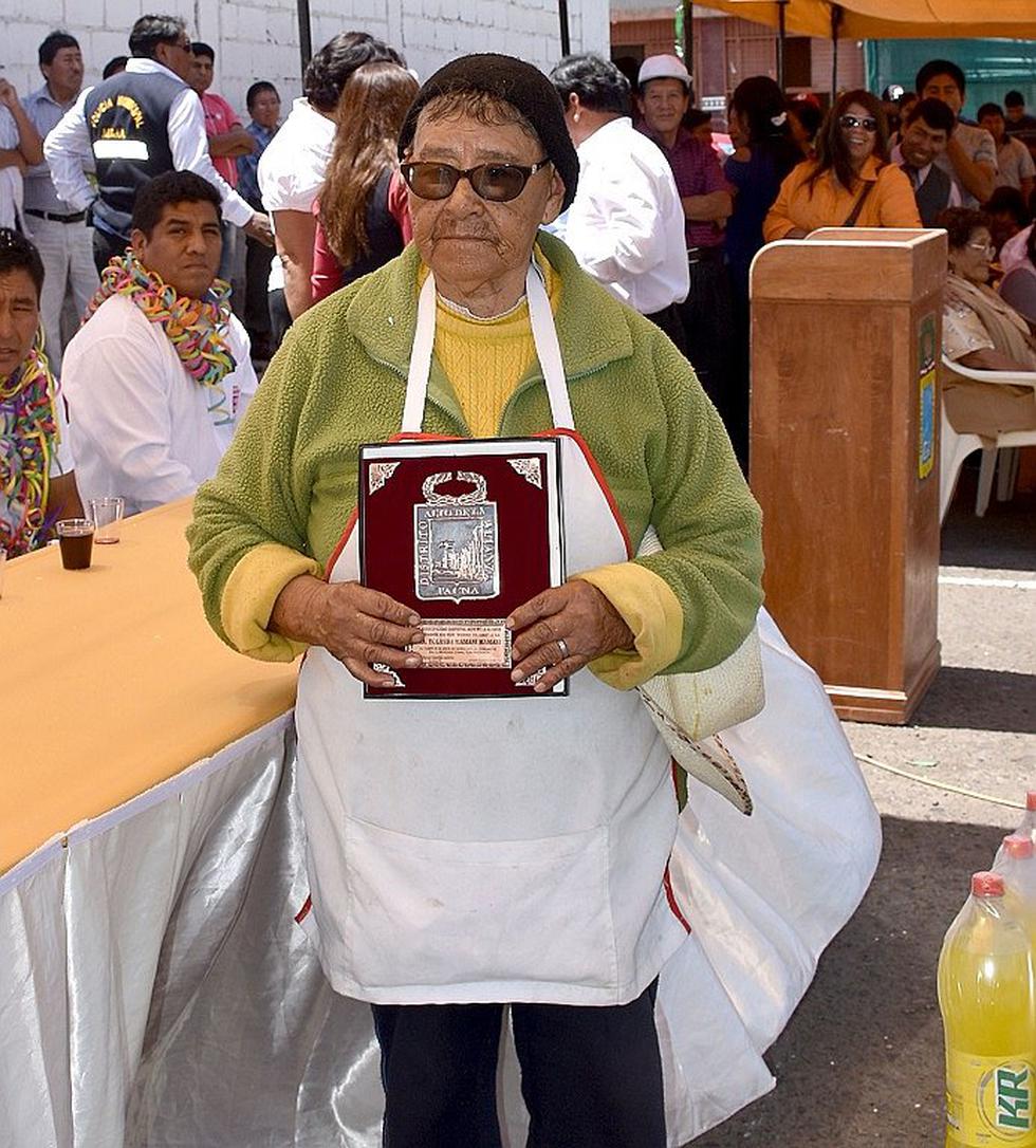 Primer mercado de Alto de la Alianza celebra Bodas de Oro con paseo de la bandera