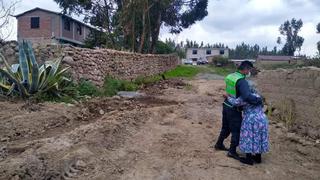 Policías y vecinos construyen casa a mujer de 87 años que lo perdió por un incendio en Arequipa
