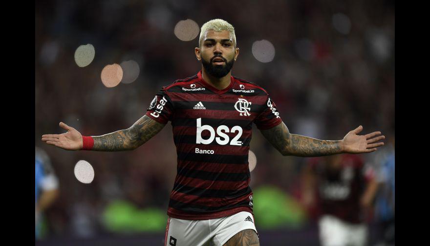 'Gabigol' anotó los dos goles definitivos en la final ante River Plate. (Photo by MAURO PIMENTEL / AFP)