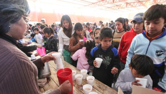 Niños y estibadores de San Camilo recibieron chocolatada y aguadito