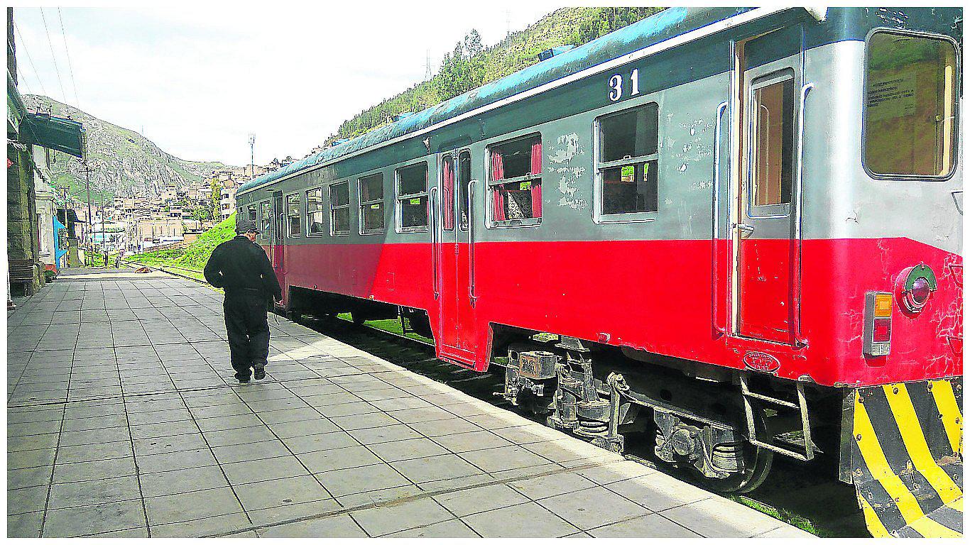 ​Pasajeros del tren pasan zozobra por caída de rocas sobre ferrocarril 