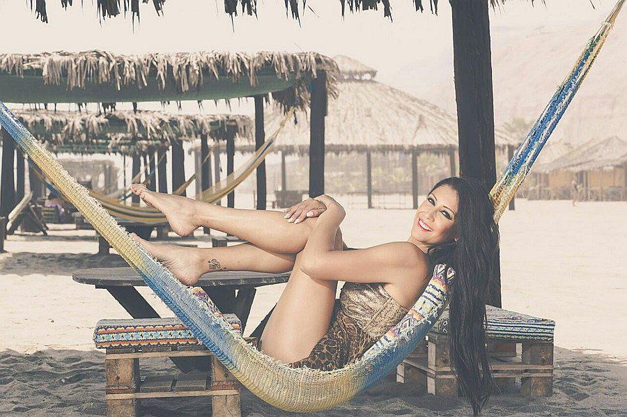 Karla Tarazona se luce en diminutas prendas (FOTOS)