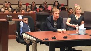 El niño que invitó a sus amigos del kinder a su audiencia de adopción