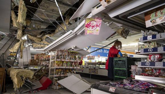 Esta imagen muestra la mercancía esparcida y el techo dañado en un supermercado en Shiroishi, prefectura de Miyagi, el 17 de marzo de 2022, después de que un terremoto de magnitud 7,3 sacudiera el este de Japón la noche anterior. (Foto por Charly TRIBALLEAU / AFP)