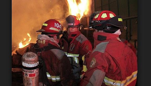 Cercado de Lima: Incendio en casona deja tres bomberos heridos
