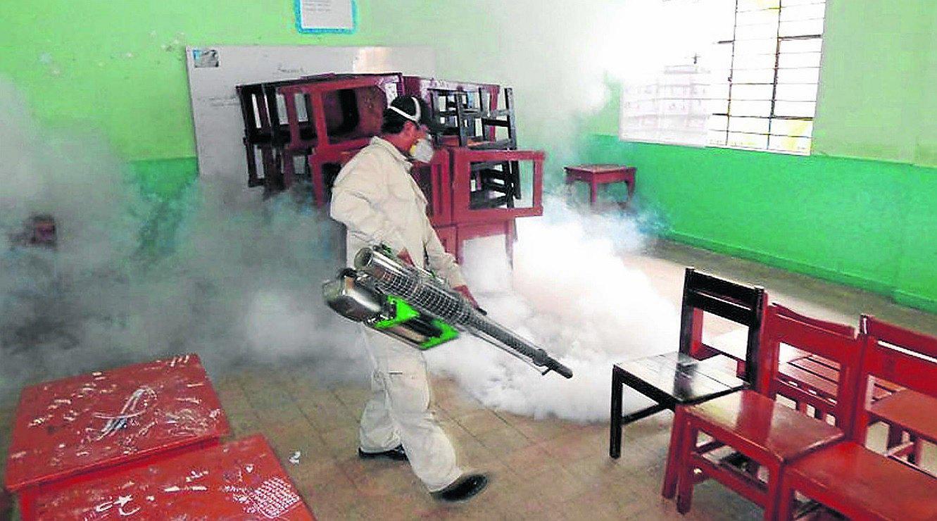 Tumbes: Fumigan instituciones educativas para evitar la propagación del dengue