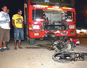 Mueren destrozados tras choque con tráiler